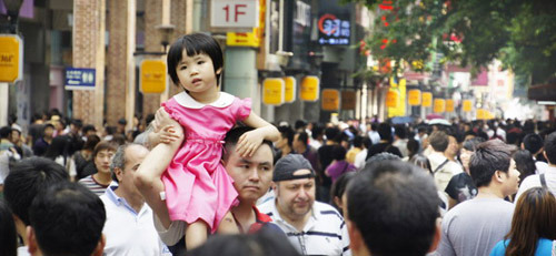 Shoppers walking in Beijing Avenue in Guangzhou, the capital city of Guangdong province. Tourism is more than just traveling and sightseeing: It also involves other business sectors including catering, lodging, shopping, entertainment and transportation. It is estimated that every yuan added to tourism revenues generates 10.2 yuan in added value for the service industry. And every one direct job opportunity will secure more than five indirect job positions. [Photo/China Daily] 