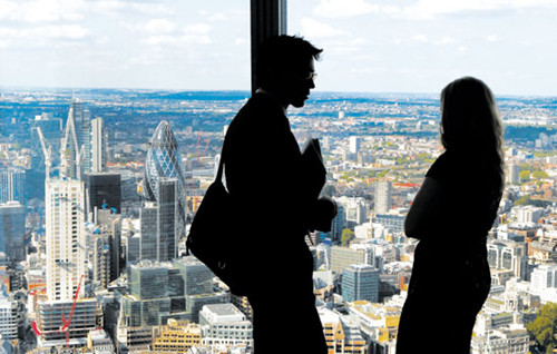 Visitors take in the view from the Shard during its inauguration in London. China Investment Corp is in talks to buy Deutsche Bank's headquarters building in the city to gain a stronger foothold in its property market. [Photo/Agencies] 