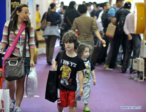 Customers are seen at the autumn session of the biannual Canton Fair, or the 112th China Import and Export Fair, in Guangzhou, capital of south China's Guangdong Province, Nov. 4, 2012. The autumn session of the Canton Fair wrapped up on Sunday, showed a 