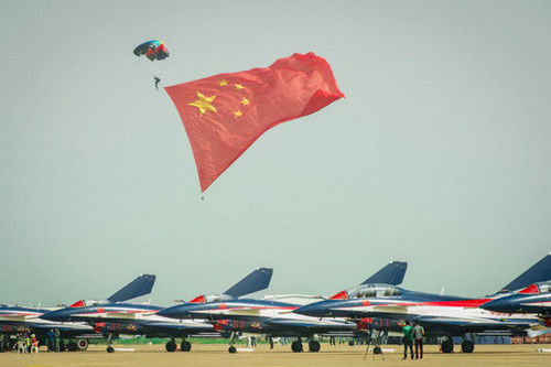 A sky-diver performs at the opening ceremony of the ninth China International Aviation and Aerospace Exhibition opening in Zhuhai, Guangdong province, Nov 13, 2012. [Photo/Xinhua]