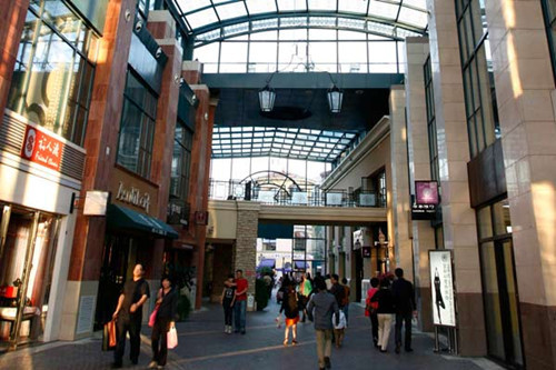 According to experts, China now has 2,812 shopping malls, a number that is likely to exceed 7,000 by 2025. Of the existing malls in China, 80 percent are considered to be large, meaning they have between 50,000 and 100,000-plus square meters of floor space. Provided to China Daily
