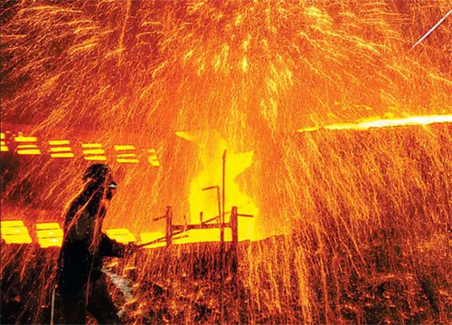A steel factory in Dalian, Liaoning province. Solid economic growth next year is expected to reverse the decline of foreign investment into China. [Photo/China Daily] 