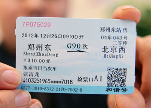 People crowd a ticket office at the Beijing West Railway Station on Thursday. KUANG LINHUA / CHINA DAILY 