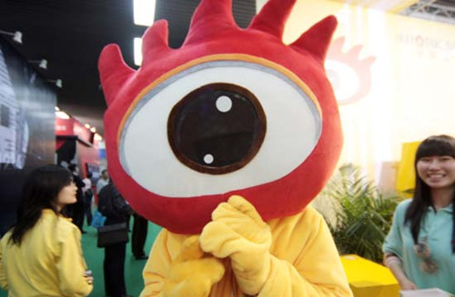 A man holding a Sina Weibo logo in Beijing. Weibo accounted for 16 percent of Sina's total advertising revenue, which stood at $120.6 million, in the third quarter, up from 10 percent in the second quarter, according to Charles Chao, Sina's chairman and chief executive officer. [Photo/China Daily]