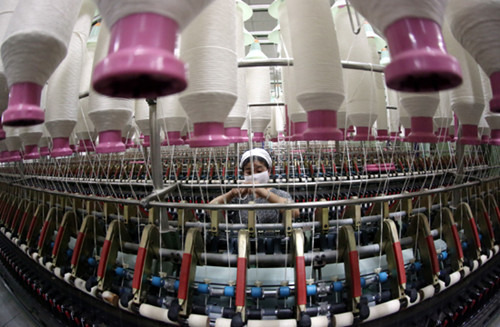 A worker at Jiahao Light Textile Co in Jiujiang, Jiangxi province. Sluggish demand and rising production costs have made this year's outlook for Chinese textile exports gloomy. [Zhang Haiyan / For China Daily]