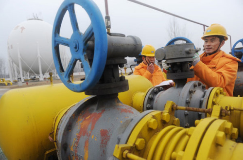 A safety inspector checks the equipment of a natural gas station in Fuyang, Anhui province, on Feb 6. The importance of natural gas in China's energy mix should be prioritized, the president of China National Petroleum Corp said. [Photo/China Daily]