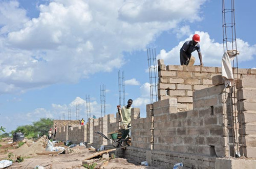 Workers at China-Tanzania Modern Agricultural Industrial Park. The park exports approximately 80,000 tons of cotton yarn each year. [Photo/China Daily]
