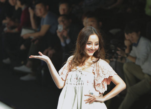 A model poses for a photo at a fashion show held by Taobao in Shanghai on Friday, as part of the Shanghai Fashion Week. GAO ERQIANG / CHINA DAILY 
