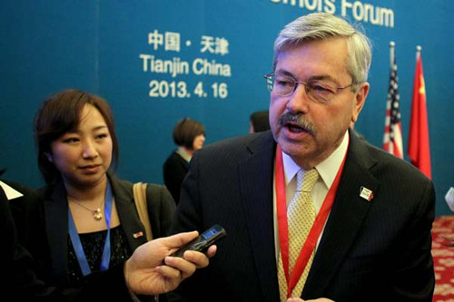 Terry Branstad (right), governor of the US state of Iowa, at the Second China-US Governors Forum in Tianjin on Tuesday. Governors of some US states, including California and Virginia, have recently led business delegations to China. Wang Jing/China Daily 