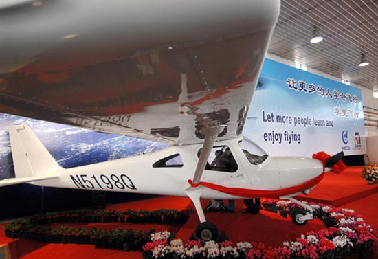 A ceremony for the first L162 aircraft of AVIC Shenyang Aircraft Corporation to be delivered to a buyer on Sept 29, 2009. [Photo / Xinhua] 