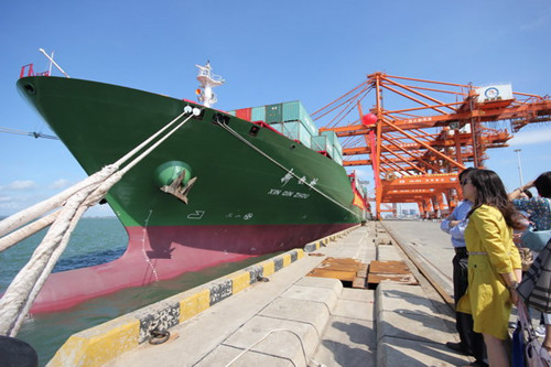 One of China Shipping Container Lines Co's container ships docked at Qinzhou port in the Guangxi Zhuang autonomous region. [Photo by Huang Qin/Xinhua]