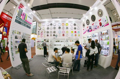 International traders negotiating deals at Canton Fair. Net exports accounted for 9 percent of GDP growth in 2012, according to the General Administration of Customs. [Photo/China Daily]