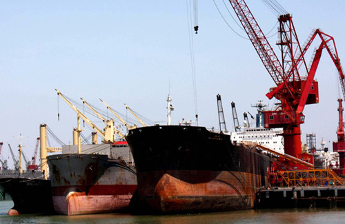 A wharf owned by COSCO (Lianyungang) Shipyard Co Ltd, in Jiangsu province. It was announced on Tuesday that the joint venture will be dissolved after steep losses incurred during the industry downturn. [Photo/China Daily]