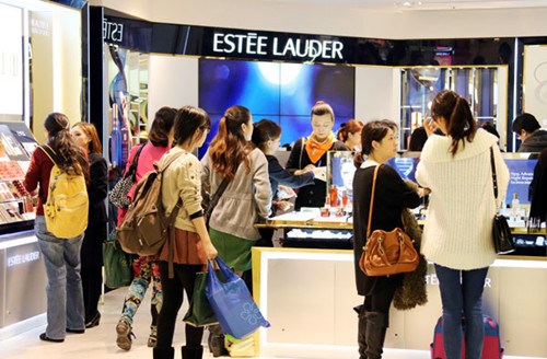 Shoppers from the Chinese mainland flock to stores in Hong Kong for bargains. Mainland consumers are increasingly traveling to the special administrative region as the yuan continues to appreciate. LI PENG/XINHUA