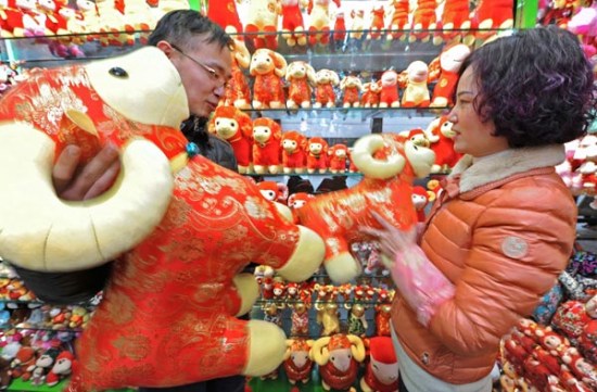A shop owner in Yiwu, the largest wholesale market for small commodities in Zhejiang province, shows to a customer mascots relating to the Year of the Ram. Yiwu has been increasing trade links with countries along the Silk Road Economic Belt and 21st Century Maritime Silk Road. (Photo/Xinhua) A shop owner in Yiwu, the largest wholesale market for small commodities in Zhejiang province, shows to a customer mascots relating to the Year of the Ram. Yiwu has been increasing trade links with countries along the Silk Road Economic Belt and 21st Century Maritime Silk Road. (Photo/Xinhua)