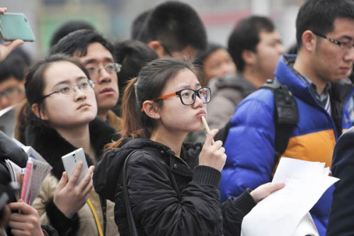 Graduates seek prospects at a job fair in Hangzhou, Zhejiang province. They face tougher challenges in a slower economy. (Photo/China Daily) Graduates seek prospects at a job fair in Hangzhou, Zhejiang province. They face tougher challenges in a slower economy. (Photo/China Daily)
