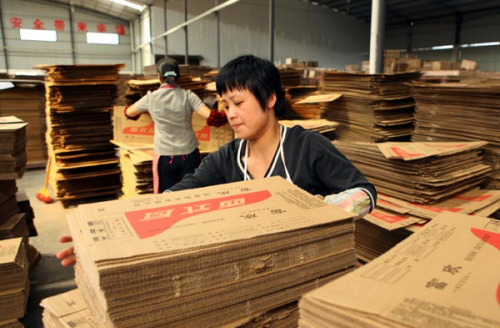 A cardboard-box maker in Huaying, Sichuan province. The paper industry is on the upswing in China due to rising demand from e-commerce companies. (Photo/China Daily) A cardboard-box maker in Huaying, Sichuan province. The paper industry is on the upswing in China due to rising demand from e-commerce companies. (Photo/China Daily)