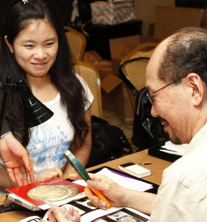 Chinese investors are showing an increasing interest in stamps and coins in recent years. (Photo/Xinhua) Chinese investors are showing an increasing interest in stamps and coins in recent years. (Photo/Xinhua)