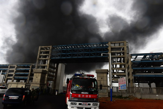 Black smoke billows as firefighters battle the chemical plant blaze in Zhangzhou, Fujian province, on Tuesday in which at least 19 people were injured. (Photo/Xinhua) Black smoke billows as firefighters battle the chemical plant blaze in Zhangzhou, Fujian province, on Tuesday in which at least 19 people were injured. (Photo/Xinhua)