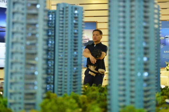 A man examines property models at a housing sales center in Hangzhou, capital of Zhejiang province. Some potential buyers anticipate further easing measures to be taken by the government to kick-start the property sector. (Photo/China Daily) A man examines property models at a housing sales center in Hangzhou, capital of Zhejiang province. Some potential buyers anticipate further easing measures to be taken by the government to kick-start the property sector. (Photo/China Daily)