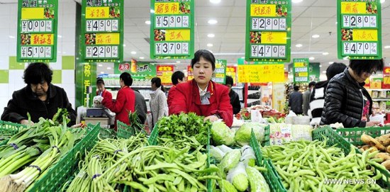 A staff member places vegetables at a supermarket in Cangzhou, capital of north China's Hebei Province, April 9, 2015. China's consumer price index (CPI), a major gauge of inflation, rose 1.4 percent from a year earlier in March, according to the data released by the National Bureau of Statistics on Friday. (Xinhua/Mou Yu) A staff member places vegetables at a supermarket in Cangzhou, capital of north China's Hebei Province, April 9, 2015. China's consumer price index (CPI), a major gauge of inflation, rose 1.4 percent from a year earlier in March, according to the data released by the National Bureau of Statistics on Friday. (Xinhua/Mou Yu)