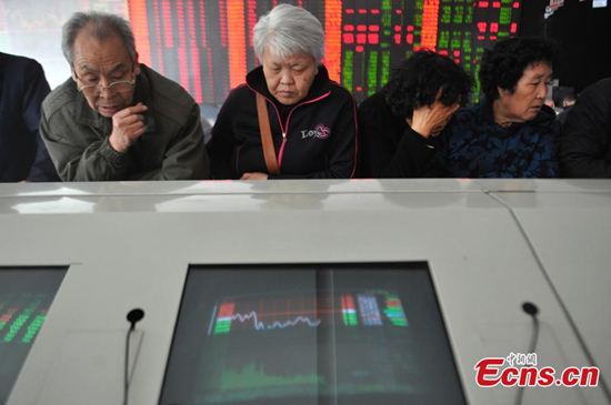 Gray-haired investors check stock information at a brokerage house in Taiyuan, North China's Shanxi province, April 9, 2015. Chinese shares are on a bull run in spite of a slowing economy, with the benchmark Shanghai Composite Index rising to 4016.40 points for the first time since early 2008. (Photo: China News Service/Wei Liang) Gray-haired investors check stock information at a brokerage house in Taiyuan, North China's Shanxi province, April 9, 2015. Chinese shares are on a bull run in spite of a slowing economy, with the benchmark Shanghai Composite Index rising to 4016.40 points for the first time since early 2008. (Photo: China News Service/Wei Liang)