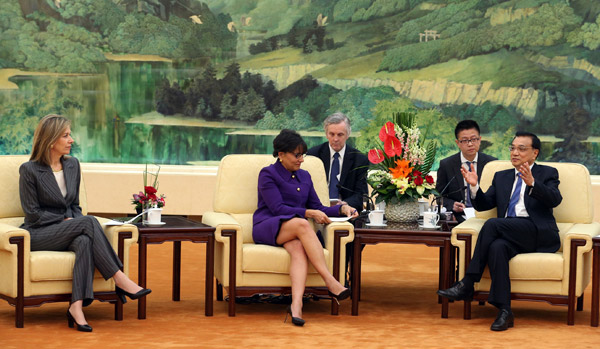 Premier Li Keqiang meets with U.S. Secretary of Commerce Penny Pritzker (center) and Deputy Secretary of Energy Elizabeth Sherwood-Randall in Beijing on Monday. (Photo by WU ZHIYI / CHINA DAILY) Premier Li Keqiang meets with U.S. Secretary of Commerce Penny Pritzker (center) and Deputy Secretary of Energy Elizabeth Sherwood-Randall in Beijing on Monday. (Photo by WU ZHIYI / CHINA DAILY)