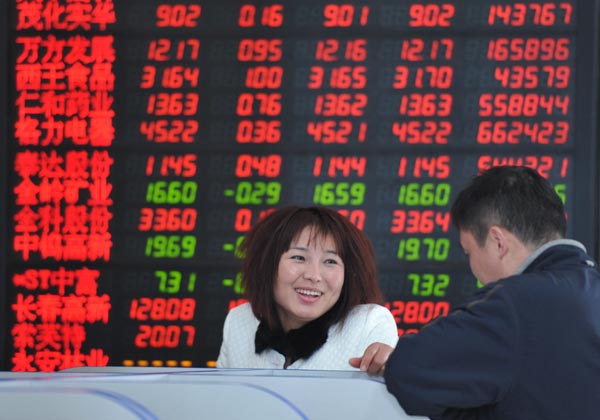 Investors at a securities firm in Fuyang, Anhui province, on Monday. The benchmark Shanghai Composite Index rose 2.17 percent to close at 4,121.17 points. (Photo/China Daily) Investors at a securities firm in Fuyang, Anhui province, on Monday. The benchmark Shanghai Composite Index rose 2.17 percent to close at 4,121.17 points. (Photo/China Daily)