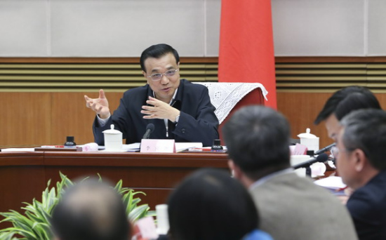 Premier Li Keqiang speaks at a seminar attended by economists and corporate leaders on Tuesday, Beijing, April 14, 2015. (Photo/Xinhua) Premier Li Keqiang speaks at a seminar attended by economists and corporate leaders on Tuesday, Beijing, April 14, 2015. (Photo/Xinhua)