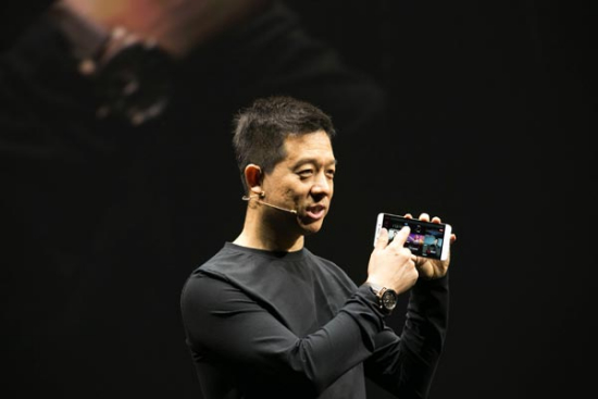 Jia Yueting, founder and chief executive of LeTV, shows the company's first smartphone at a news conference in Beijing on Tuesday. (Photo/China Daily) Jia Yueting, founder and chief executive of LeTV, shows the company's first smartphone at a news conference in Beijing on Tuesday. (Photo/China Daily)