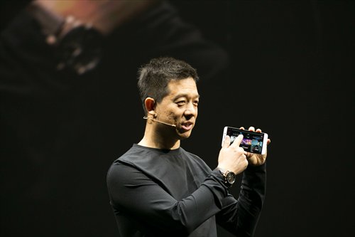 Letv's CEO Jia Yueting exhibits one of the company's three flagship smartphones at a launch ceremony in Beijing Tuesday. (Photo: Courtesy of Letv) Letv's CEO Jia Yueting exhibits one of the company's three flagship smartphones at a launch ceremony in Beijing Tuesday. (Photo: Courtesy of Letv)