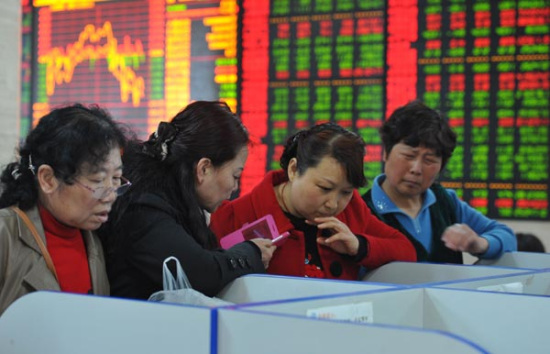 Investors at a securities firm in Fuyang, Anhui province, on Monday. Turnover of the Shanghai Stock Exchange hit a record, at more than 1.14 trillion yuan ($183.8 billion). (Photo/China Daily) Investors at a securities firm in Fuyang, Anhui province, on Monday. Turnover of the Shanghai Stock Exchange hit a record, at more than 1.14 trillion yuan ($183.8 billion). (Photo/China Daily)