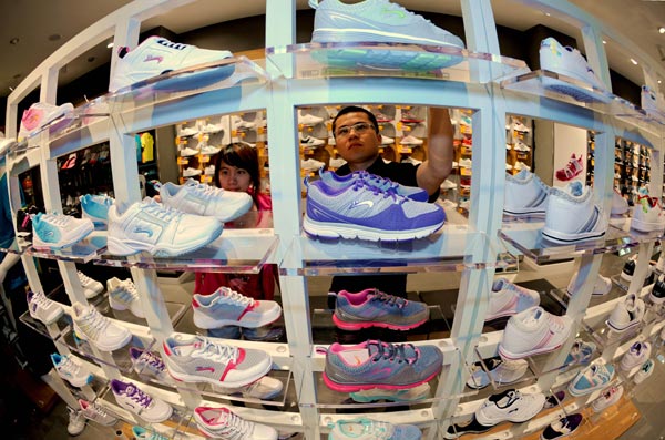 Potential buyers examine Guirenniao sportshoes at a shop in Beijng. (Photo/China Daily) Potential buyers examine Guirenniao sportshoes at a shop in Beijng. (Photo/China Daily)