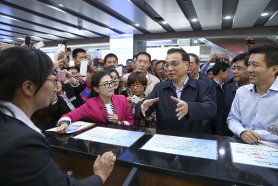 Premier Li Keqiang visits a service center in Xiamen, part of the Fujian Pilot Free Trade Zone, on Wednesday. (China News Service/Liu Zhen) Premier Li Keqiang visits a service center in Xiamen, part of the Fujian Pilot Free Trade Zone, on Wednesday. (China News Service/Liu Zhen)