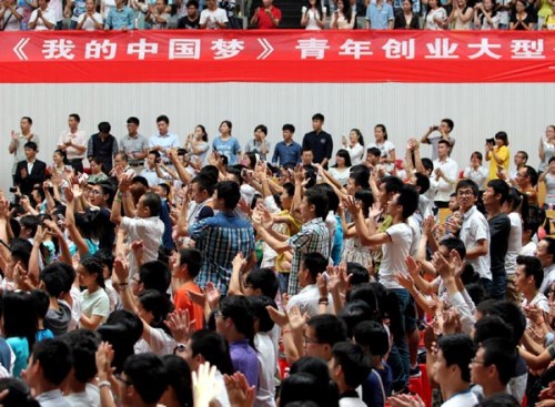 Students are keen to have a chance to speak by raising their hands during a lecture on entrepreneurship at the Central China Normal University in Wuhan, Hubei province. (Photo/China Daily) Students are keen to have a chance to speak by raising their hands during a lecture on entrepreneurship at the Central China Normal University in Wuhan, Hubei province. (Photo/China Daily)