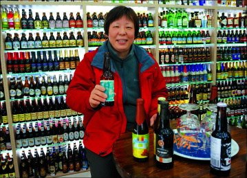 Zhang Yindi picked up the nickname Auntie Beer after she started replacing groceries with imported beer brands in 2011. (Li Xueqing/China Daily) Zhang Yindi picked up the nickname Auntie Beer after she started replacing groceries with imported beer brands in 2011. (Li Xueqing/China Daily)
