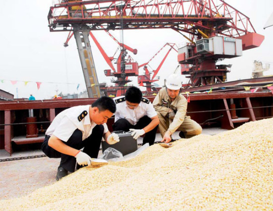 Customs officers inspect imported corn at a port in Lanshan, Shandong province. Provided to China Daily Customs officers inspect imported corn at a port in Lanshan, Shandong province. Provided to China Daily
