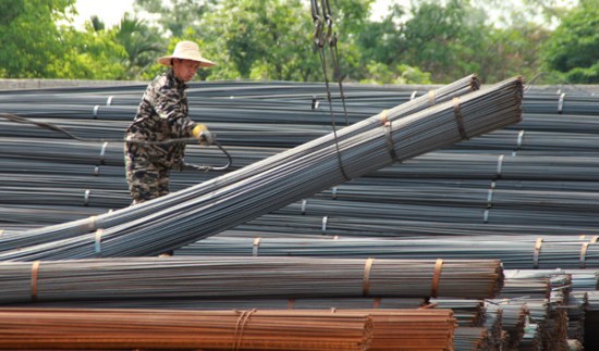 A worker guides the transport of steel products at a market in Haikou, capital of Hainan province. First-quarter steel exports surged 40.7 percent to 25.78 million metric tons as mills responded to weak domestic demand and falling prices. (Photo/China Daily) A worker guides the transport of steel products at a market in Haikou, capital of Hainan province. First-quarter steel exports surged 40.7 percent to 25.78 million metric tons as mills responded to weak domestic demand and falling prices. (Photo/China Daily)