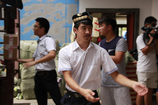 Adil Mamattura, the 24-yearold chairman of the board of Hunan Mengxiang Qihang E-commerce Co Ltd, works together with his colleagues in a warehouse. (Photo provided to China Daily) Adil Mamattura, the 24-yearold chairman of the board of Hunan Mengxiang Qihang E-commerce Co Ltd, works together with his colleagues in a warehouse. (Photo provided to China Daily)