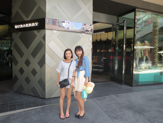 Two girls from China pose before the store of Burberry, a favored brand by Chinese, at Santa Monica Place, a three-storyed outdoor shopping mall in Santa Monica, California, late last month. (Photo provided to China Daily) Two girls from China pose before the store of Burberry, a favored brand by Chinese, at Santa Monica Place, a three-storyed outdoor shopping mall in Santa Monica, California, late last month. (Photo provided to China Daily)