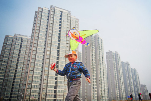 A boy flies a kite beside a massive residential project in Luoyang, Henan province, on March 8. (Photo: China Daily/ Huang Zhengwei) A boy flies a kite beside a massive residential project in Luoyang, Henan province, on March 8. (Photo: China Daily/ Huang Zhengwei)