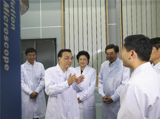 Premier Li Keqiang (2nd L) visits the Laboratory of Advanced Materials & Electron Microscopy at the Institute of Physics of Chinese Academy of Sciences (CAS) in Beijing, May 7, 2015. (Photo/Xinhua) Premier Li Keqiang (2nd L) visits the Laboratory of Advanced Materials & Electron Microscopy at the Institute of Physics of Chinese Academy of Sciences (CAS) in Beijing, May 7, 2015. (Photo/Xinhua)