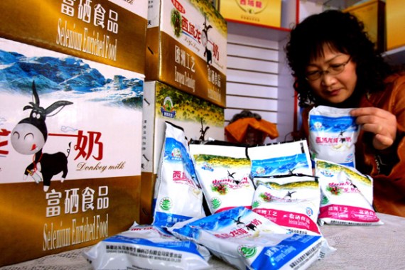 A customer looks at donkey milk products in a shop in Urumqi, the Xinjiang Uygur autonomous region. (Photo/China Daily) A customer looks at donkey milk products in a shop in Urumqi, the Xinjiang Uygur autonomous region. (Photo/China Daily)