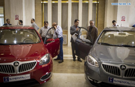 Iranian customers watch model cars of the joint assembly lines of Iran's SAIPA and China's Brilliance Auto in Tehran, Iran, on May 19, 2015. SAIPA, Iran's second largest carmaker, launched two assembly lines on Tuesday in cooperation with China's Brilliance Auto. (Xinhua/Halabisaz) Iranian customers watch model cars of the joint assembly lines of Iran's SAIPA and China's Brilliance Auto in Tehran, Iran, on May 19, 2015. SAIPA, Iran's second largest carmaker, launched two assembly lines on Tuesday in cooperation with China's Brilliance Auto. (Xinhua/Halabisaz)
