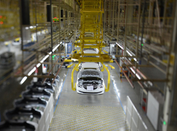Assembly line of Shanghai GM motor, Jan 28, 2015. (Photo/China Daily)