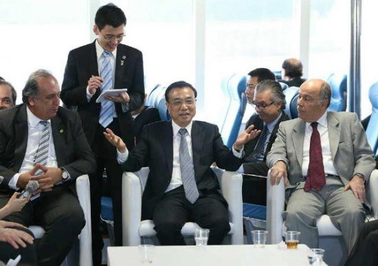 Premier Li meets with over 20 Chinese and Brazilian entrepreneurs on a China-made ferry in Rio de Janeiro on May 20. (Photo/english.gov.cn) Premier Li meets with over 20 Chinese and Brazilian entrepreneurs on a China-made ferry in Rio de Janeiro on May 20. (Photo/english.gov.cn)