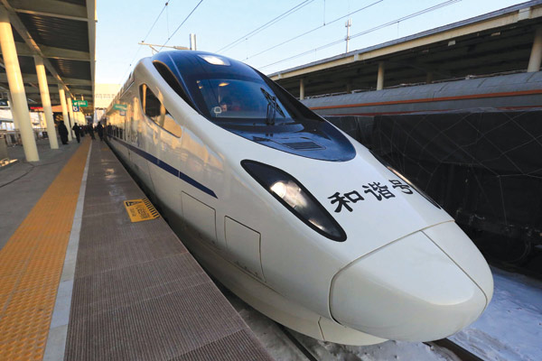 A CRH train that runs on Lanzhou-Urumqi High-Speed Railway stops at Urumqi South Railway Station in Urumqi, Xinjiang Uygur autonomous region, on Dec 26, 2014. (Photo/Xinhua)