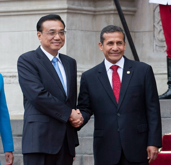 Chinese Premier Li Keqiang (L) shakes hands with Peru President Ollanta Humala in Lima, Peru, May 22, 2015. Chinese Premier Li Keqiang (L) shakes hands with Peru President Ollanta Humala in Lima, Peru, May 22, 2015.