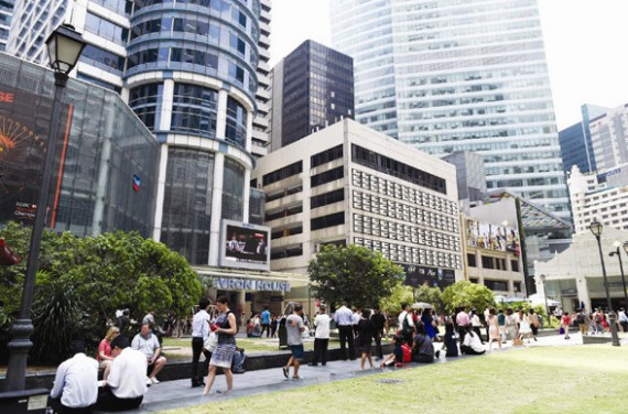 Office workers walk around during the lunch break in the financial district in Singapore. The total daily turnover of yuan foreign exchange transactions in the city-state doubled to $31 billion the year after it became an offshore yuan center in late 2013. (Photo/China Daily) Office workers walk around during the lunch break in the financial district in Singapore. The total daily turnover of yuan foreign exchange transactions in the city-state doubled to $31 billion the year after it became an offshore yuan center in late 2013. (Photo/China Daily)