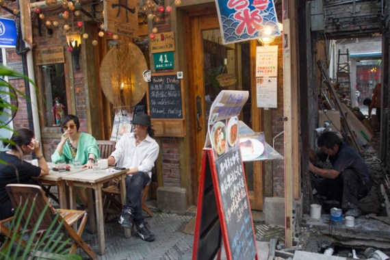 Customers sitting outside a cafe built after the renovation of an old house in Shanghai. An increasing number of young well off people in the city like small and high end units because they spend more time outside than at home. (Photo/China Daily) Customers sitting outside a cafe built after the renovation of an old house in Shanghai. An increasing number of young well off people in the city like small and high end units because they spend more time outside than at home. (Photo/China Daily)